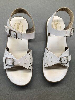 Footmates Ariel White Leather Sandals Girls Size 1 Scalloped Dress Shoes